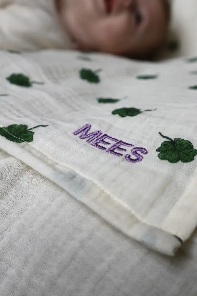 Swaddle Print Medium | White Clover - Image 2